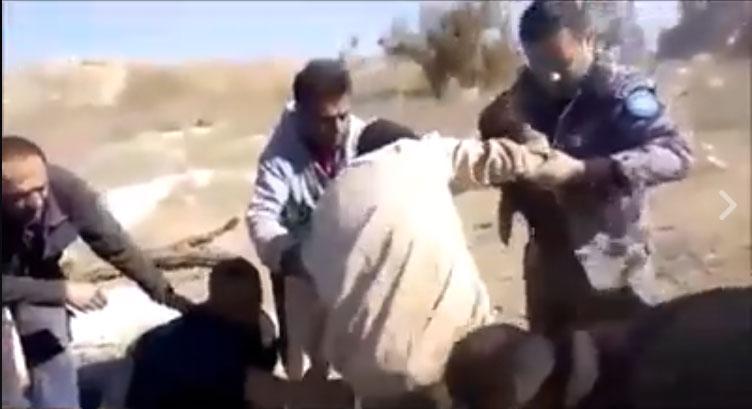 الدفاع المدني الفلسطيني ينقذ مستوطناً سقط في بئر