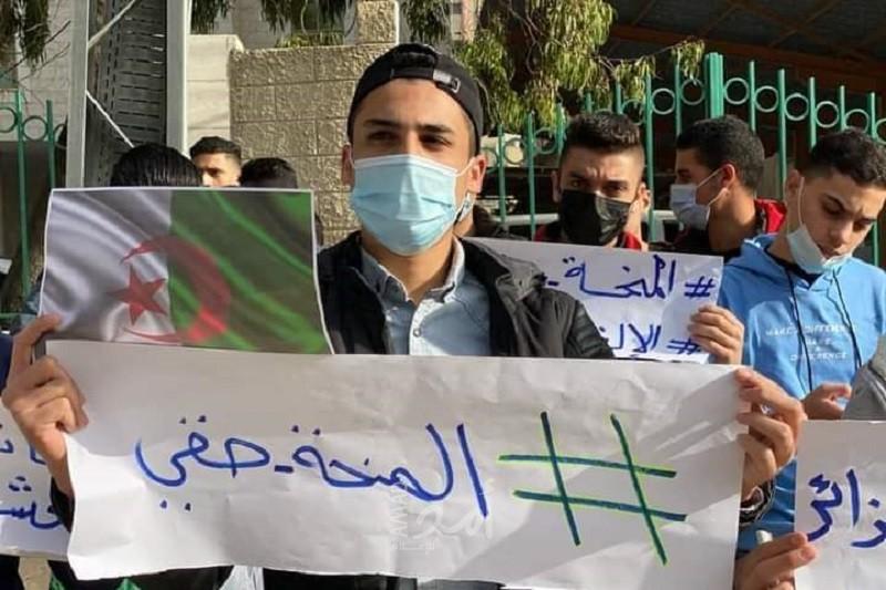 طلاب المنحة الجزائرية يوجهون عبر "أمد" نداء استغاثة بالتراجع عن قرار إلغاء منحتهم الدراسية