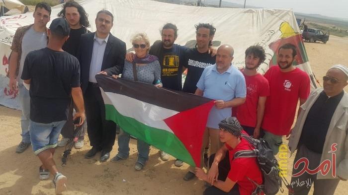 متضامنون إيطاليون يتجولون في خيم "الأرض والعودة" شرق غزة (صور)