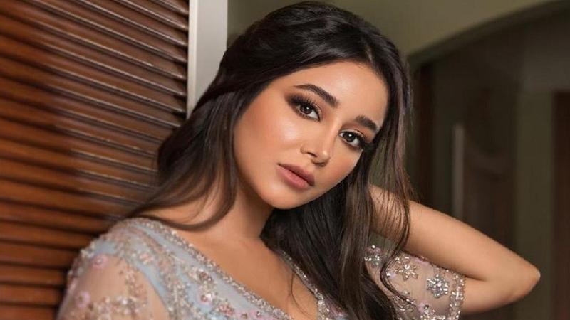 أسيل عمران تبرز أنوثتها بإطلالة ناعمة.. شاهد