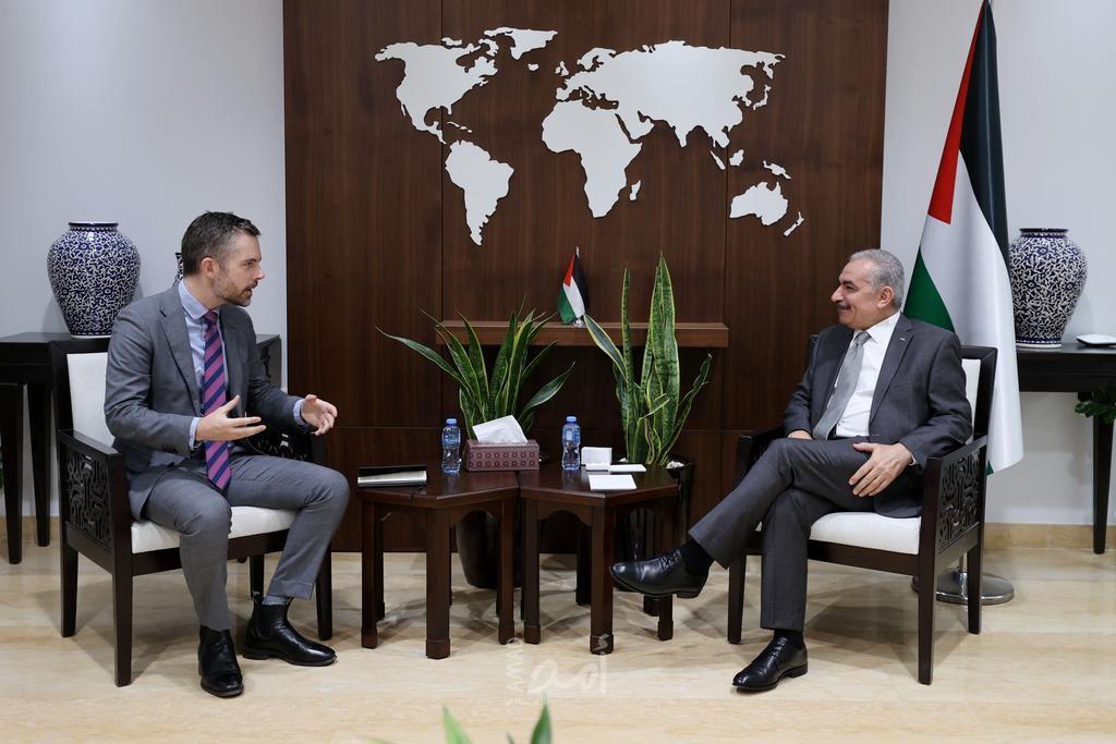 اشتية يستقبل ممثل أستراليا في فلسطين