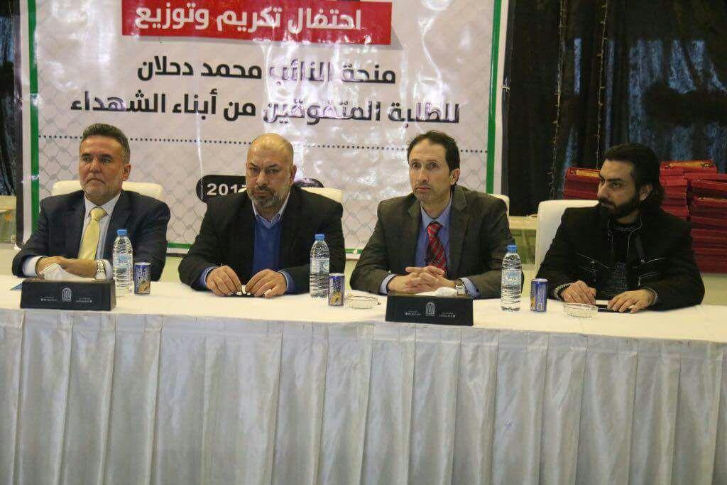 منحة مالية من النائب دحلان لأبناء الشهداء بجامعات غزة