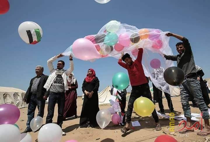 بالصور.. إطلاق مئات "البلالين" التي تحمل أسماء مدن فلسطينية شرق القطاع