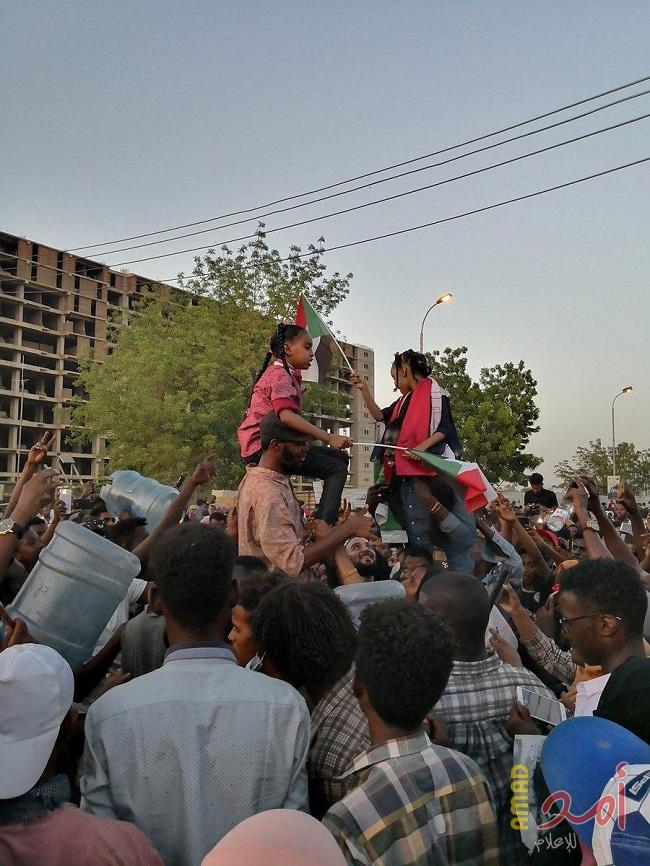 آلاف السودانيين يتظاهرون في الخرطوم للمطالبة بسلطة مدنية