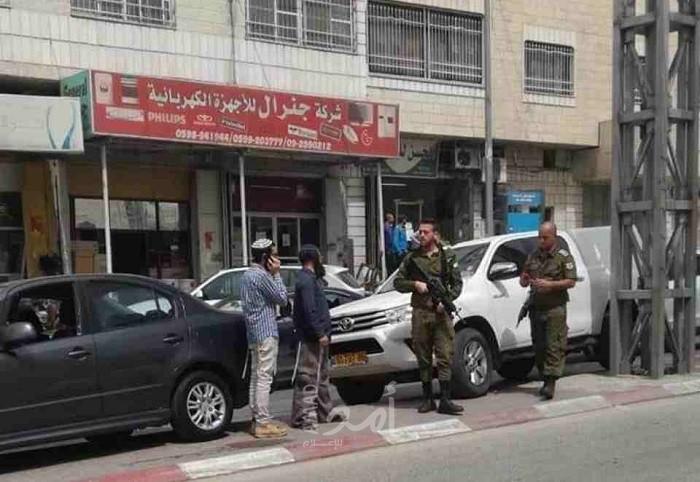 بالصور.. مستوطنون يعتدون على المواطنين وسط نابلس ومسن في الخليل