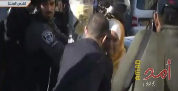 شاهد لحظة تعدي الاحتلال على فتاة مقدسية لرفعها علم فلسطين
