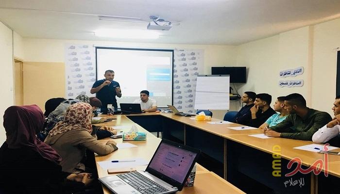 غزة: فلسطينيات تعقد تدريب في اليات البحث عبر الانترنت