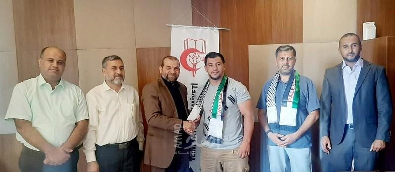 محيسن يكّرم البطل الجزائري "فتحي نورين" بعد رفضه منازلة لاعب إسرائيلي