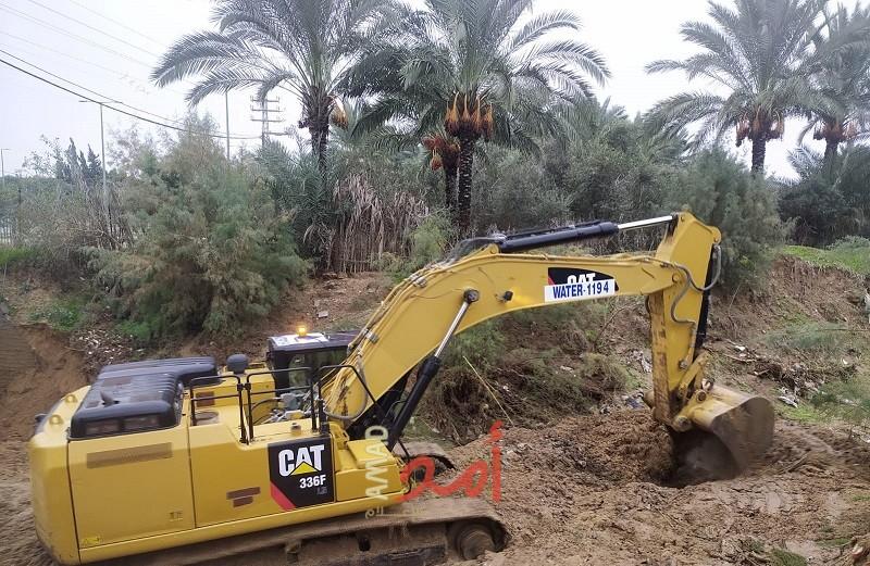 دير البلح: طواقم مصلحة مياه بلديات الساحل توسع "مجرى وداي السلقا"