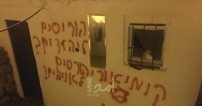القدس: مستوطنون يعتدون على مسجد في "بيت صفافا" وخطوا شعارات عنصرية