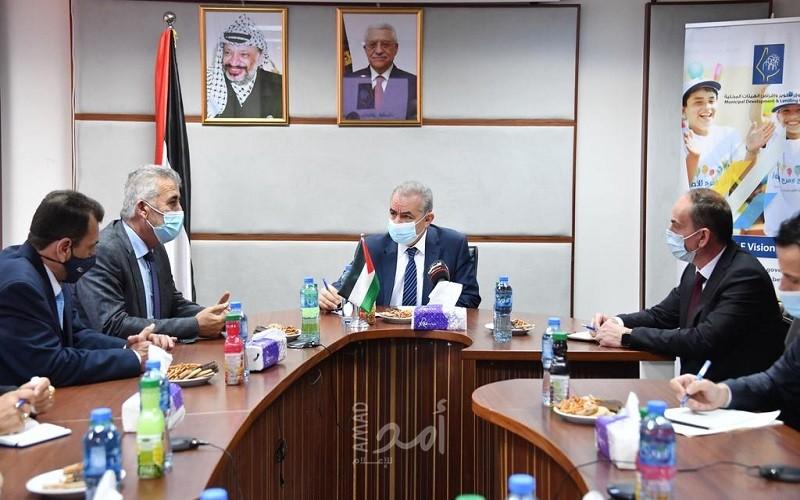اشتية يبحث مع "تطوير وإقراض البلديات" خططه التنموية