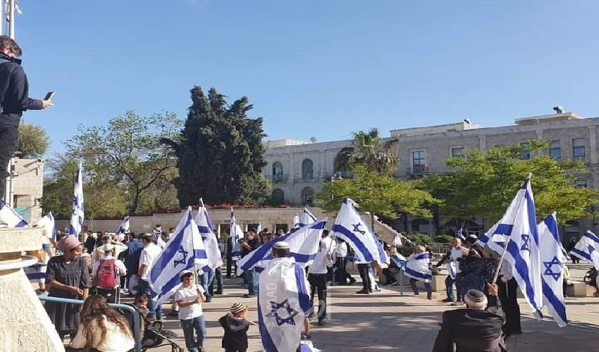 سلطات الاحتلال تقرر السماح لمسيرة الأعلام بالمرور من باب العامود بالقدس