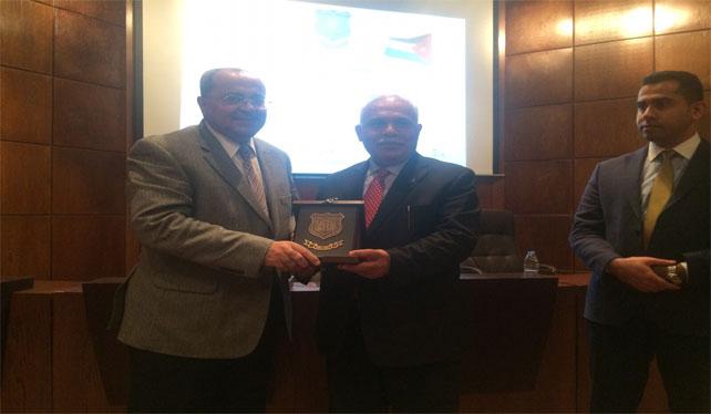 بالصور .. جامعة عمان الاهلية تكرم الطيبي كرجل العام تالقا وفكراً وشموخاً