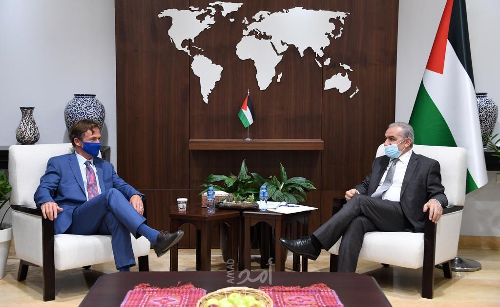 اشتية يطالب عبر ممثل الاتحاد الأوروبي مزيدًا من الضغط لوقف العدوان على الشعب الفلسطيني