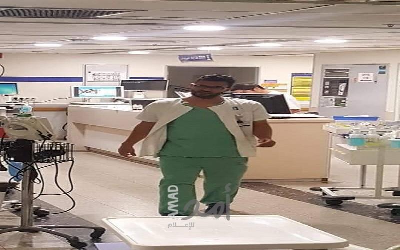 فصل الطبيب أحمد محاجنة بإدعاء "تقديم حلوى" لطفل فلسطيني مصاب