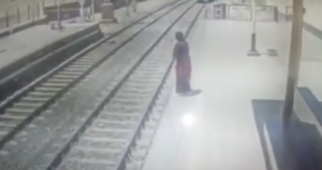بالفيديو .. شهامة رجل تنقذ سيدة من عملية انتحار