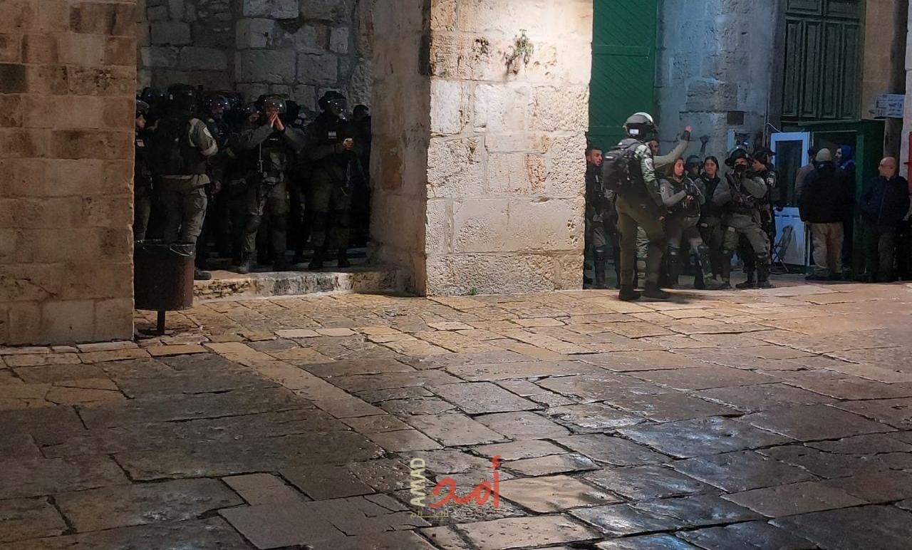 قوات كبيرة من جيش الاحتلال تقتحم المسجد الأقصى وتغلق الأبواب لمنع المعتكفين