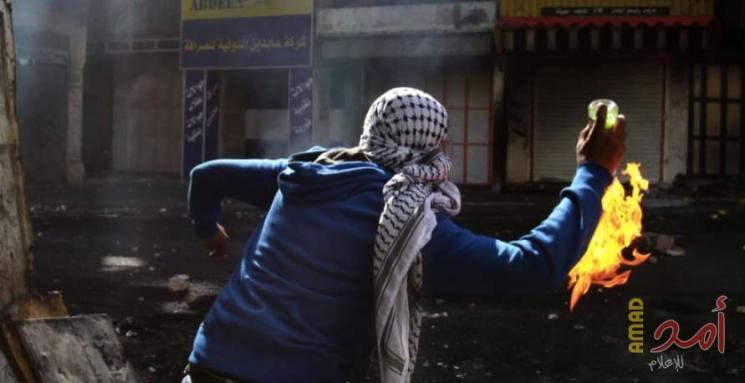 شبان يلقون زجاجات حارقة تجاه جنود الاحتلال في الخليل