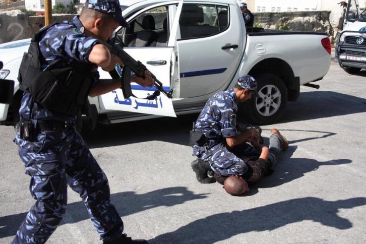 الاجهزة الأمنية تقبض على 4 مطلوبين للعدالة وبحوزتهم اسلحة في جنين