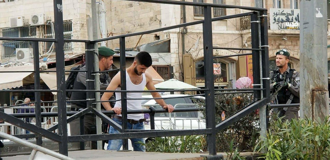 سلطات الاحتلال تنكل بشاب عند باب العامود بالقدس