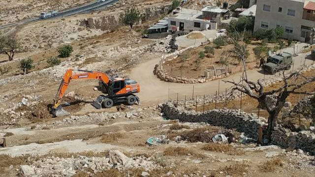 جيش الاحتلال يوقف شق طريق في بتير غرب بيت لحم