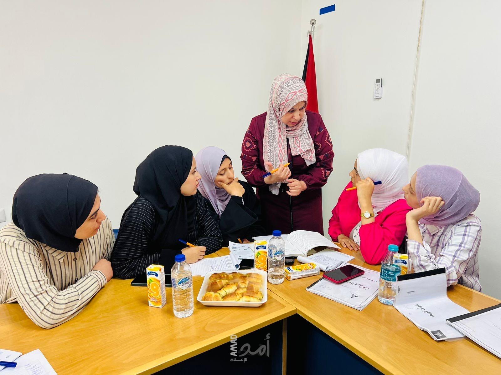 فلسطينيات وكلية المجتمع تنظمان ورشة حول "أخلاقيات الصحافة"