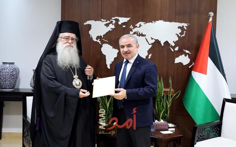 اشتية يتسلم دعوة لحضور احتفالات عيد الميلاد وقداس منتصف الليل حسب التقويم الشرقي