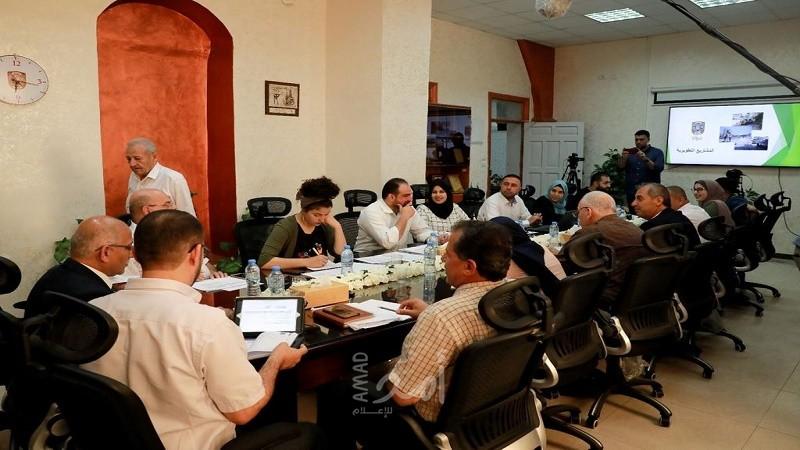 ضمن جهود تعزيز مشاركة المجتمع في اتخاذ القرار.. بلدية غزة تعقد اجتماعاً بحضور نُخب شبابية