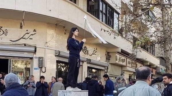 السلطات الإيرانية تعتقل 29 فتاة من "حملة خلع الحجاب"