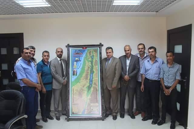اللجنة الشعبية للاجئين بالبريج تزور البنك الإسلامي الفلسطيني بغزة