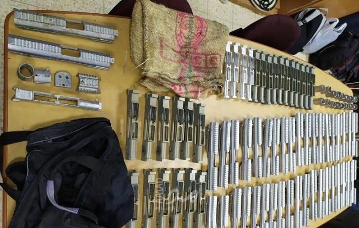 بالصور.. اعتقالات بالضفة الغربية وقوات الاحتلال تصادر أسلحة جنوب نابلس
