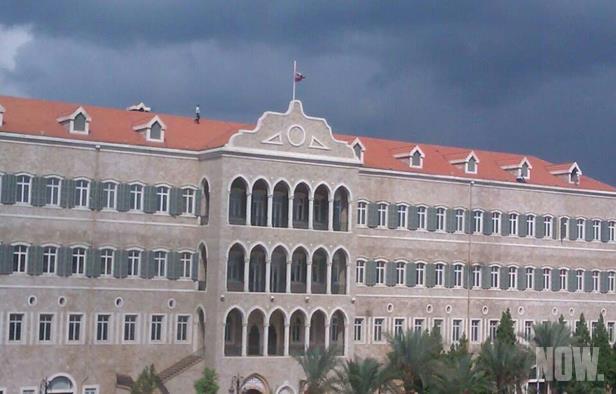 إضاءة الواجهة الرئيسية للسراي الحكومي في بيروت بصور الأقصى والقيامة