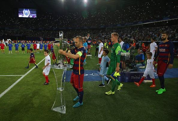 برشلونة الأسباني يتوج بكأس السوبر الأوروبي للمرة الخامسة في تاريخه بعد مباراة مجنونة - فيديو وصور