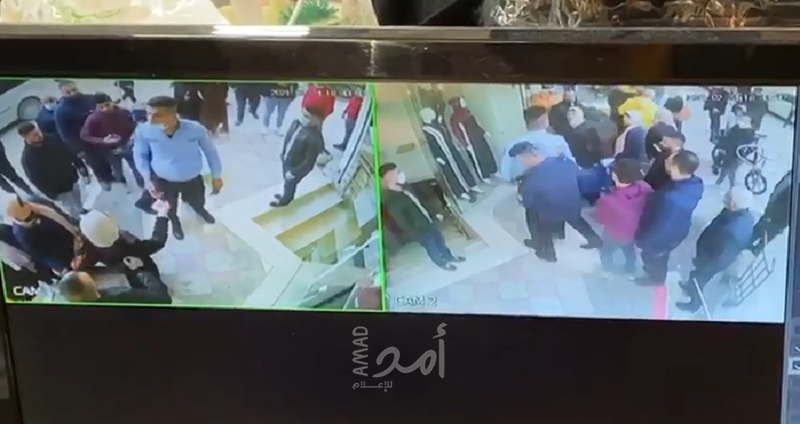 شاهد - شرطي يعتدي على مواطن في رام الله