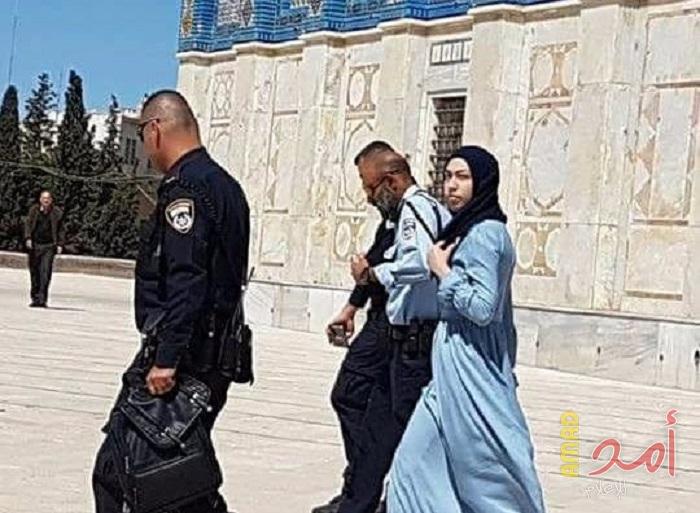 منع رئيسة حارسات الأقصى من دخوله وقوات الاحتلال تسلمها استدعاء للتحقيق