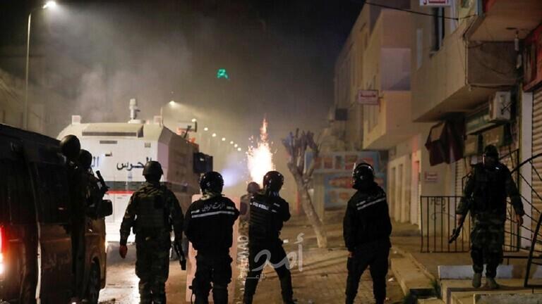 الأمن التونسي يستخدم الغاز المسيل للدموع لمنع متظاهرين من اقتحام مقر ولاية تطاوين