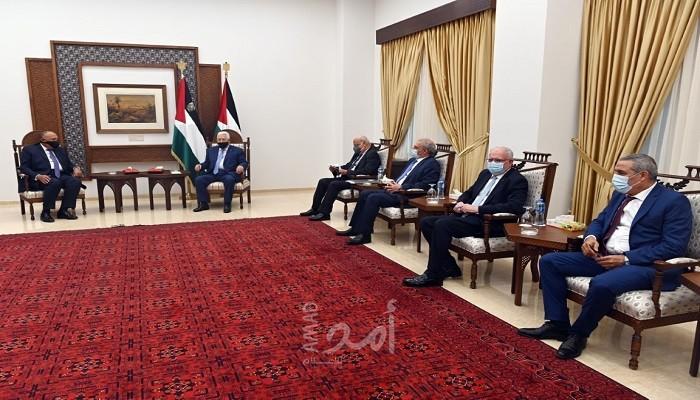 صحيفة: وزير الخارجية المصري ناقش مع عباس إعادة المفاوضات برعاية "الرباعية الدولة"