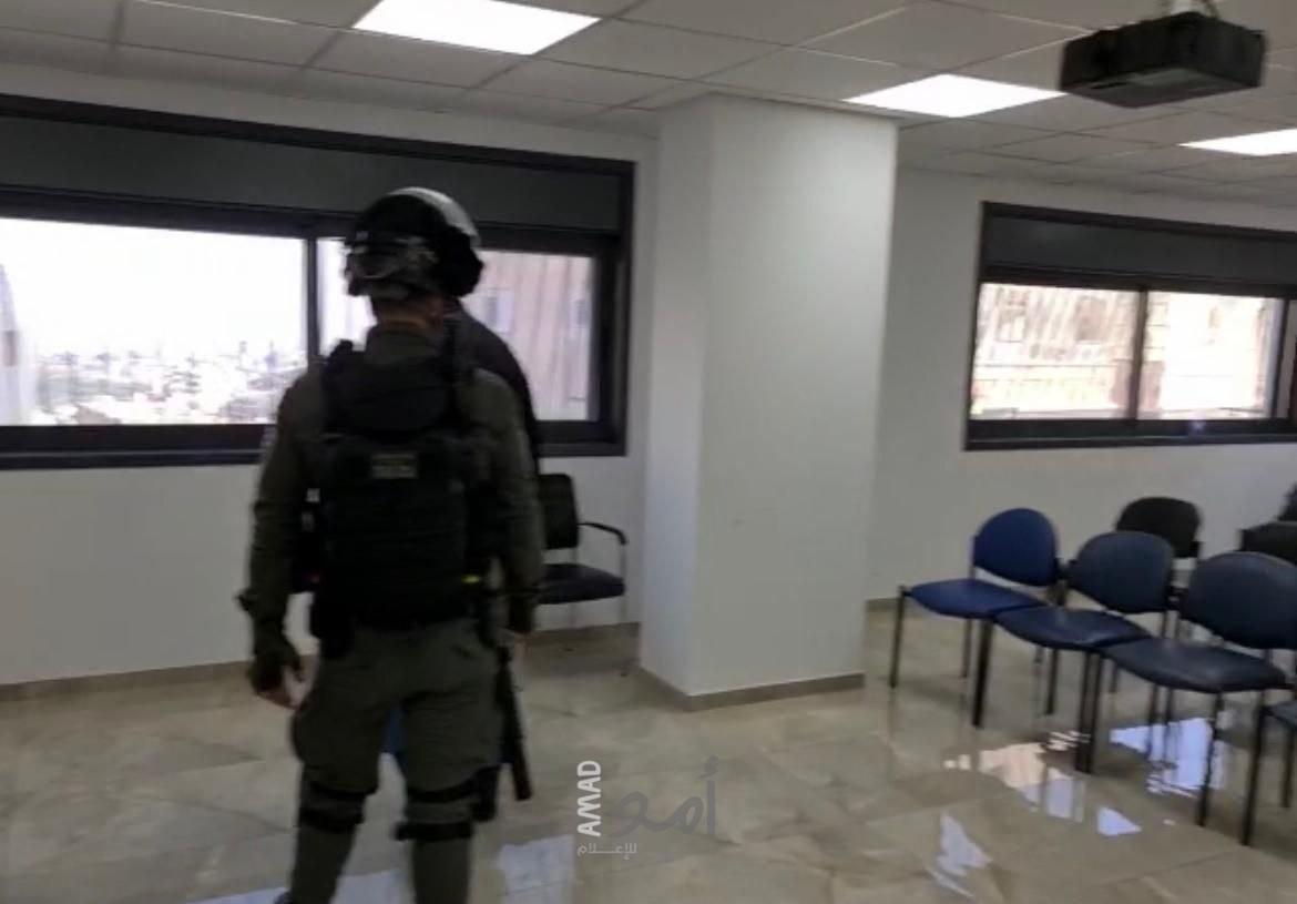 قوات الاحتلال تداهم اجتماعا لأولياء أمور طلبة القدس في العيسوية ويمنع انعقاده