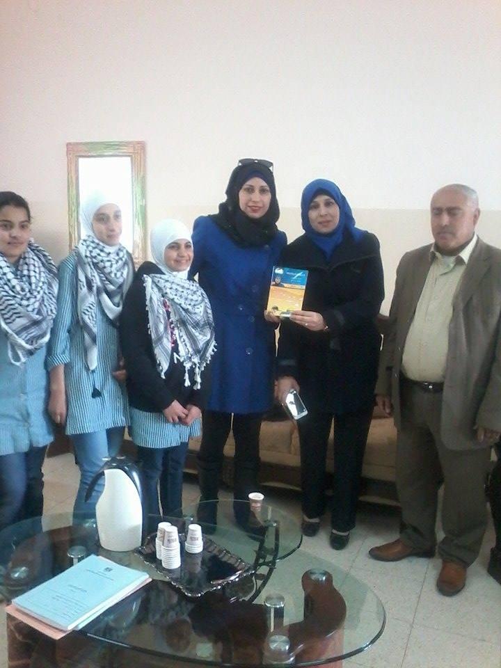 مركز ابو جهاد لشؤون الحركة الاسيرة ينظم زيارة الى مدرسة بنات مخماس الثانوية