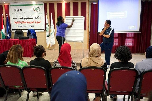 إتحاد الكرة يفتتح دورة دولية لحكمات النخبة