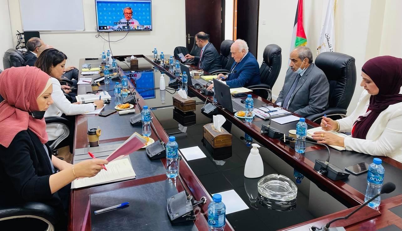 صحيفة: الدول المانحة تنوي زيادة "التحويلات المالية" إلى السلطة الفلسطينية