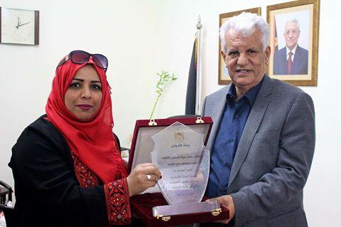 سفير فلسطين بالقاهرة يكرم المخرجة الفلسطينية امتياز المغربي