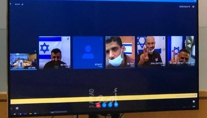 الأسرى الستة المعاد اعتقالهم يلقون تحية النصر لبعضهم أثناء محكامتهم - فيديو