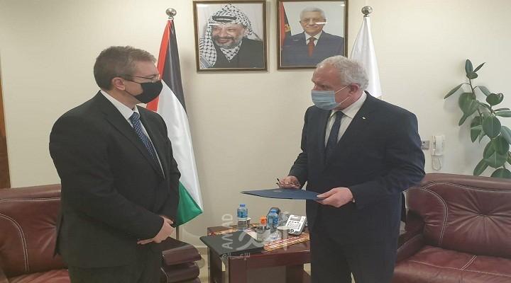 رام الله: المالكي يتسلم أوراق اعتماد القنصل اليوناني لدى فلسطين