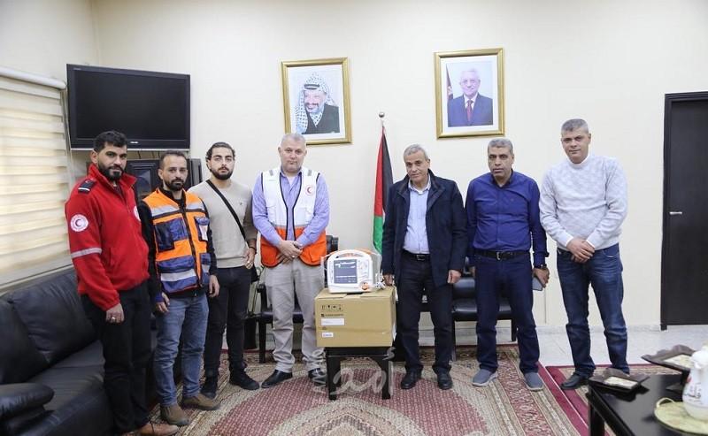 محافظ قلقيلية يسلم جهاز "DC shock" لجمعية الهلال الاحمر الفلسطيني
