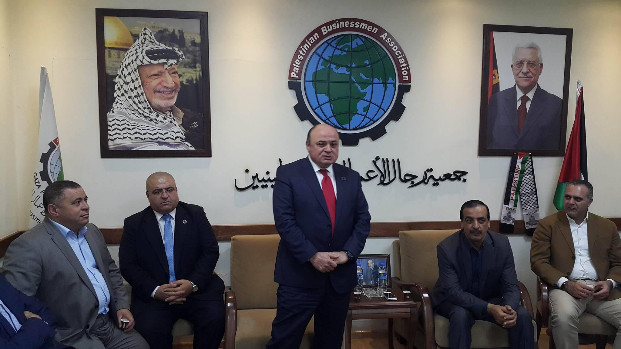 محافظ سلطة النقد يناقش هموم ومشاكل رجال الاعمال في غزة