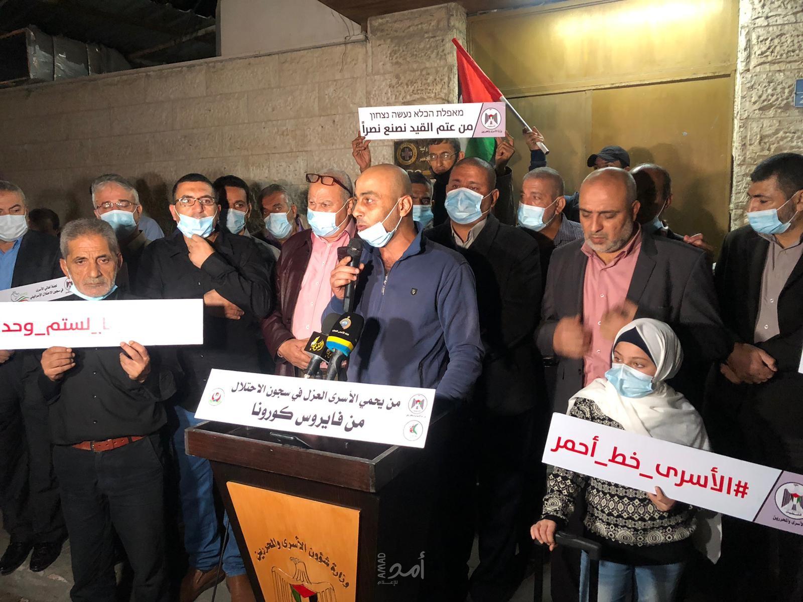 غزة: وقفة غاضبة أمام الصليب الأحمر عقب الإعلان عن استشهاد الأسير أبو وعر - صور