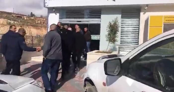 ازريقات: مجهولون يسرقون مبالغ مالية من "بنك" شرق بيت لحم- فيديو