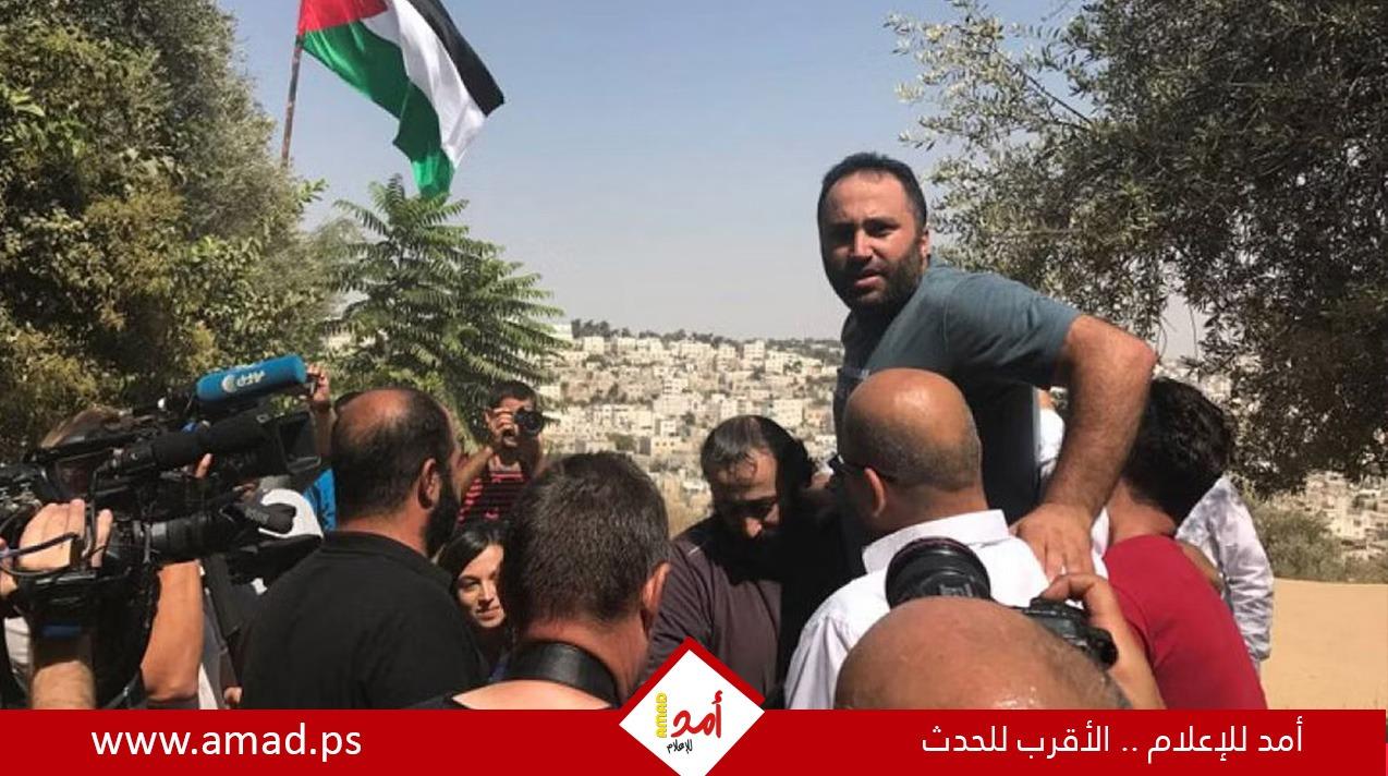 صحفي أمريكي يتهم جيش الاحتلال بـ "تحريف" رواية الاعتداء على الناشط عيسى عمرو