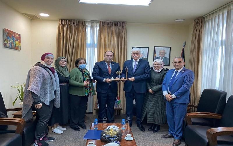 سيدة الأرض تقدم مبادرة لإدراج التطريز في المنهاج خلال لقائها بوزير التربية والتعليم
